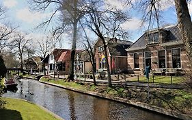 Lodge In Giethoorn With Breakfast