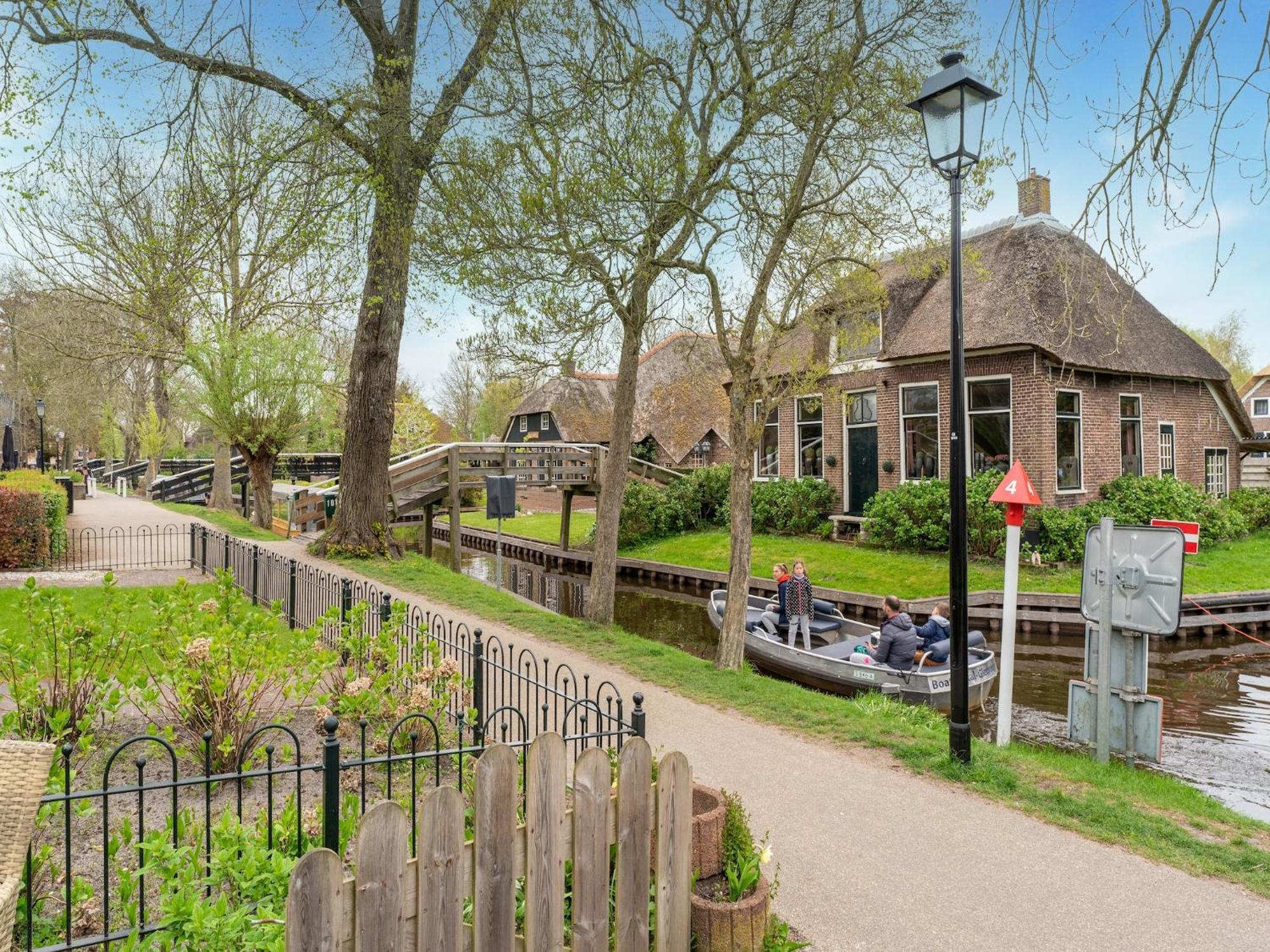 Lodge In Giethoorn With Breakfast Exterior photo