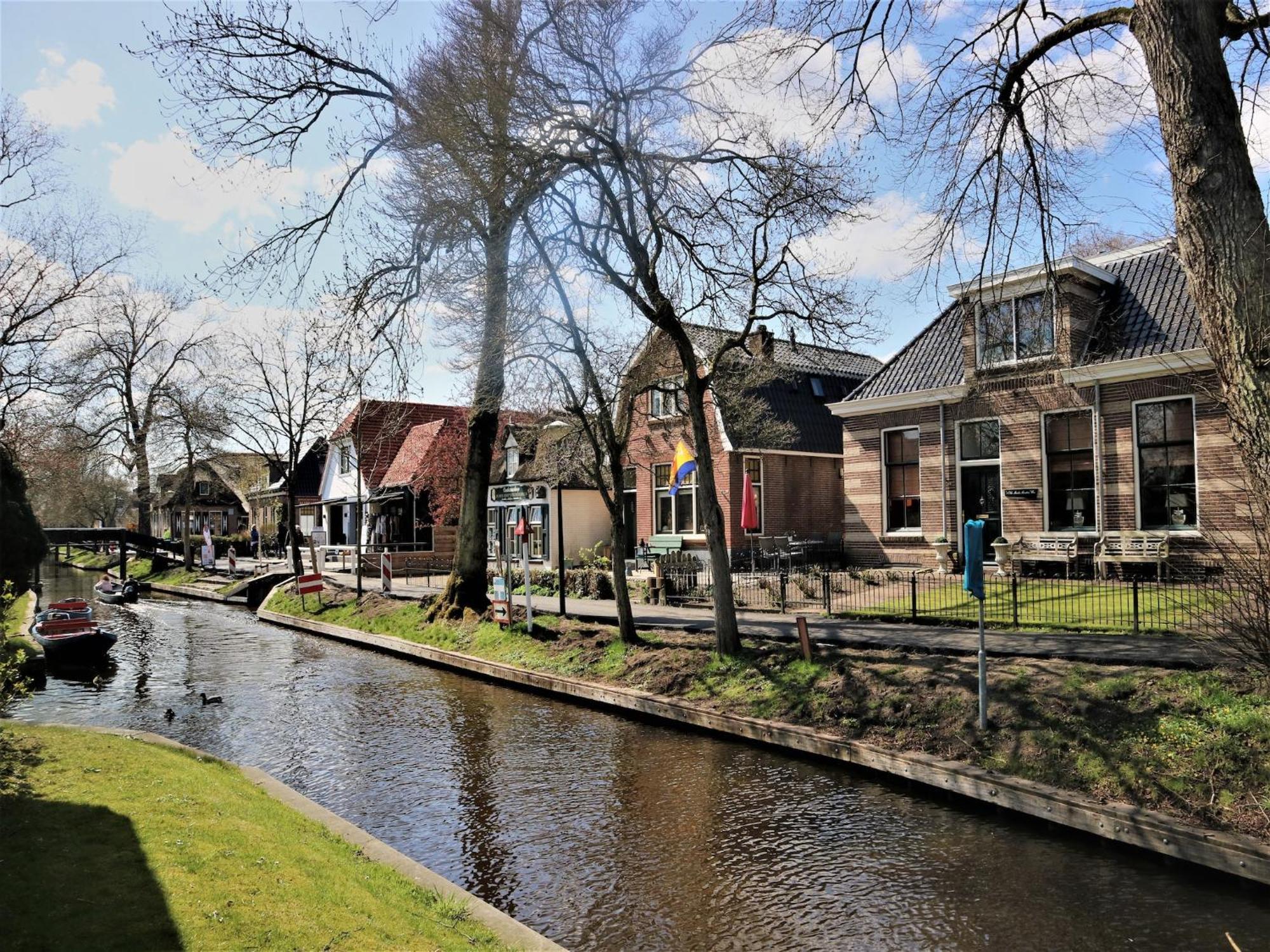 Lodge In Giethoorn With Breakfast Exterior photo